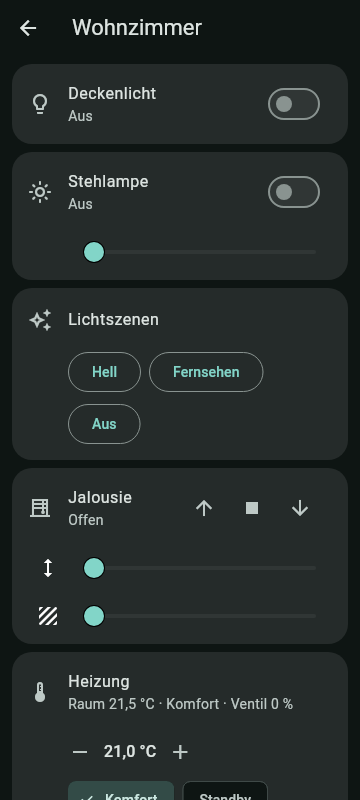 Raumansicht Wohnzimmer dunkel: Deckenlicht, Stehlampe mit Dimmer, Lichtszenen, Jalousie, Heizung